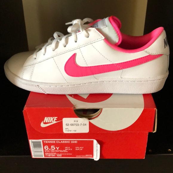 hot pink nike tennis shoes